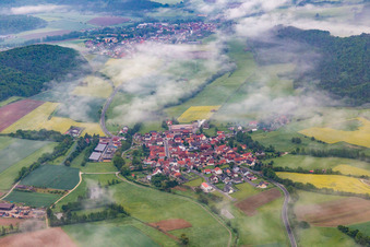 Luftbild von Dorf unter Wolken im Ortsteil Wustviel in Rauhenebrach im Bundesland Bayern, Deutschland