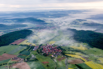 Wald und Berglandschaft des Steigerwald im Frühnebel in Wustviel in Rauhenebrach im Bundesland Bayern, Deutschland