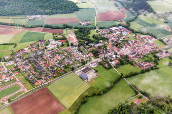 Dorf - Ansicht am Rande von landwirtschaftlichen Feldern und Nutzflächen in Untersteinbach in Rauhenebrach im Bundesland Bayern, Deutschland