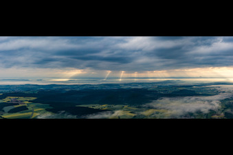 Morgensonne dringt durch die Wolken im Ortsteil Schönbrunn in  Steigerwald in Schönbrunn im Steigerwald im Bundesland Bayern, Deutschland