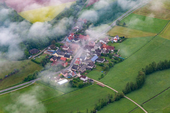 Luftbild von Ort unter Wolken im Ortsteil Zettmannsdorf in Schönbrunn im Steigerwald im Bundesland Bayern, Deutschland