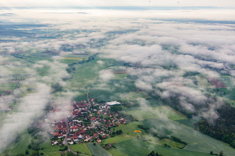 Luftbild von Ortschaft unter Wolken im Ortsteil Ampferbach in Burgebrach im Bundesland Bayern, Deutschland