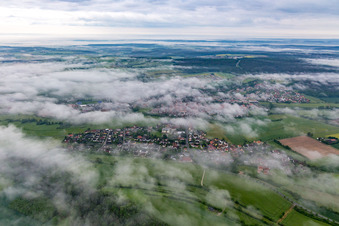 Ort unter Wolken in Burgebrach im Bundesland Bayern, Deutschland