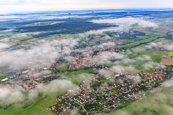 Mittelschule Burgebrach unter Wolken im Bundesland Bayern, Deutschland