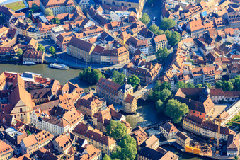 U. und o. Brücke mit Altes Rathaus an Ludwig.-Donau-Main-Kanal und Linker Regnitz in Bamberg im Bundesland Bayern, Deutschland