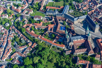 Schrägluftbild von Bamberger Dom am Domplatz im Bundesland Bayern, Deutschland