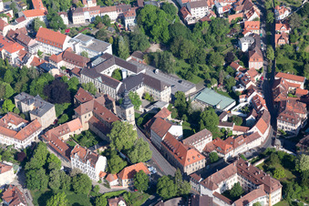Montessori-Schule Bamberg und Stiftskirche St. Jakob im Bundesland Bayern, Deutschland