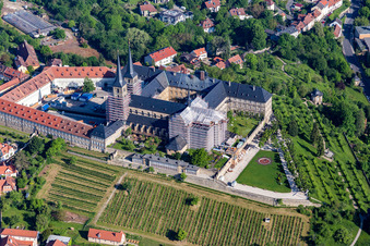 Kloster Michaelsberg über dem Michaelsberg Garten und dem Stadtarchiv in Bamberg im Bundesland Bayern, Deutschland