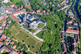 Luftbild von Kloster Michaelsberg über dem Michaelsberg Garten und dem Stadtarchiv in Bamberg im Bundesland Bayern, Deutschland