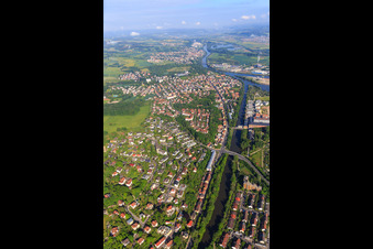Friedenbrücke über den Linken Regnitsarm von Südosten im Ortsteil Gaustadt in Bamberg im Bundesland Bayern, Deutschland