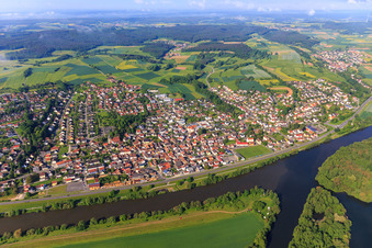 Dorfansicht aus Norden an der Regnitzmündung in den Main mit Bischberger Fischerhafen und Sportplatz des FC Bischberg e.V im Bundesland Bayern, Deutschland