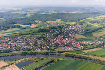 Luftbild von Dorfkern an den Fluß- Uferbereichen des Main in Viereth-Trunstadt im Bundesland Bayern, Deutschland