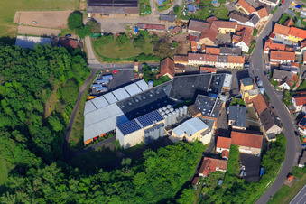 Luftaufnahme von Dorfkern an den Fluß- Uferbereichen des Main aus Südosten mit Eschenbacher Privatbrauerei GmbH Haus Wagner in Eltmann im Bundesland Bayern, Deutschland