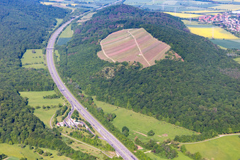 A70 umfährt den Hermannsberg in Sand am Main im Bundesland Bayern, Deutschland