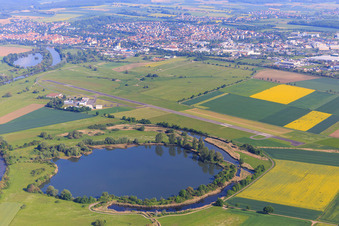 Naturschutzgebiet Sichelsee mit Vogelbeobachtungsturm Sichelsee an der Landebahn des Verkehrslandeplatz Haßfurt-Haßberge GmbH im Ortsteil Augsfeld im Bundesland Bayern, Deutschland