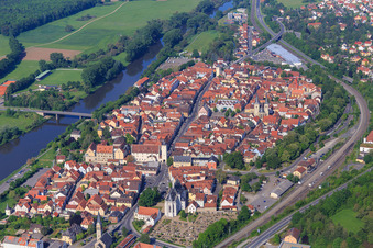 Luftbild von Ob. Vorstadt und Hauptstraße mit Rathaushalle,  Stadthalle Haßfurt, Ritterkapelle am Friedhof und  Spitalkapelle Heilig Geist im Bundesland Bayern, Deutschland