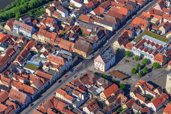 Brückenstraße und Altes Rathaus Haßfurt am Marktplatz mit Marktbrunnen im Bundesland Bayern, Deutschland