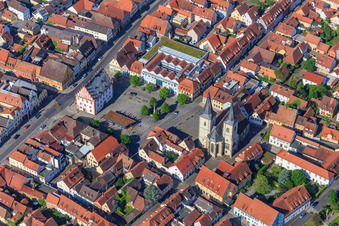 Pfarrkirche St. Kilian und Altes Rathaus Haßfurt am Marktplatz mit Marktbrunnen im Bundesland Bayern, Deutschland