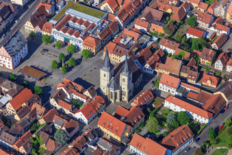 Pfarrkirche St. Kilian am Marktplatz mit Marktbrunnen in Haßfurt im Bundesland Bayern, Deutschland