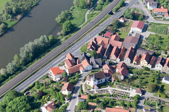Fridhof und Kirche am Mainblick im Ortsteil Wülflingen in Haßfurt im Bundesland Bayern, Deutschland