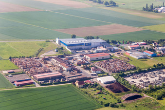 Gebäude und Produktionshallen auf dem Werksgelände des Sägewerk Reitz GmbH in Wülflingen in Wonfurt im Bundesland Bayern, Deutschland