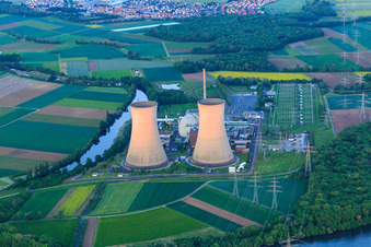 Preussenelektra GmbH — Kernkraftwerk Grafenrheinfeld am Main bei Sonnenuntergang im Bundesland Bayern, Deutschland von oben