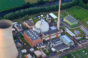 Kühltürme und Reaktorkuppel des Kernkraftwerk Grafenrheinfeld der Preussenelektra GmbH bei Sonnenuntergang im Bundesland Bayern, Deutschland