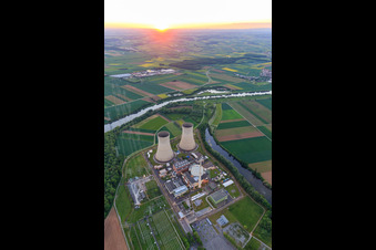 Kühltürme und Reaktorkuppel des Kernkraftwerk Grafenrheinfeld der Preussenelektra GmbH bei Sonnenuntergang im Bundesland Bayern, Deutschland von oben