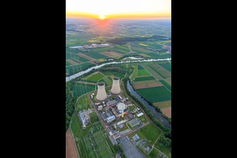 Kühltürme und Reaktorkuppel des Kernkraftwerk Grafenrheinfeld der Preussenelektra GmbH bei Sonnenuntergang im Bundesland Bayern, Deutschland aus der Luft
