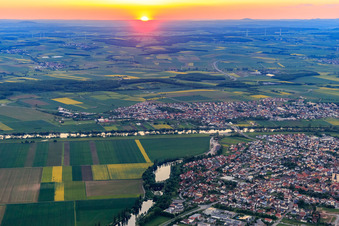Sonnenuntergang über dem Main und Taschsee in Bergrheinfeld im Bundesland Bayern, Deutschland