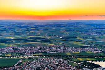 Sonnenuntergang über dem Main in Grafenrheinfeld im Bundesland Bayern, Deutschland