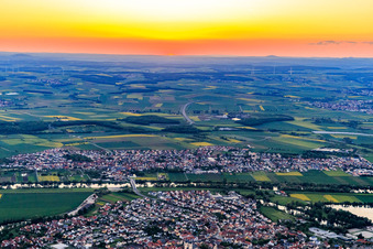 Sonnenuntergang über dem Main in Bergrheinfeld im Bundesland Bayern, Deutschland