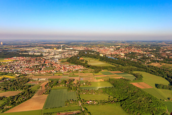 Ortsansicht aus Nordosten vor dem Industriegebiet Hafen Schweinfurt in Sennfeld im Bundesland Bayern, Deutschland