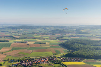 Luftbild von Paraglider über der Ortschaft im Ortsteil Altenmünster in Stadtlauringen im Bundesland Bayern, Deutschland