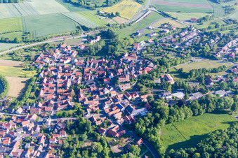 Luftbild von Ortsansicht der Straßen und Häuser der Wohngebiete im Ortsteil Oberlauringen in Stadtlauringen im Bundesland Bayern, Deutschland