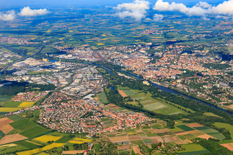 Stadtansicht aus Nordosten vor dem Industriegebiet Hafen Schweinfurt am Main im Bundesland Bayern, Deutschland