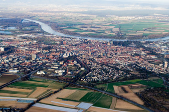 Ortschaft an den Fluss- Uferbereichen des Rhein in Speyer im Bundesland Rheinland-Pfalz, Deutschland