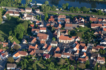 Kirchengebäude der Pfarrkirche "Sankt Kilian" im Dorfkern im Ortsteil Obertheres in Theres im Bundesland Bayern, Deutschland