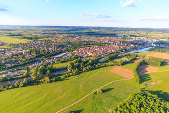 Luftbild von Stadtansicht der Altstadt jenseits des Main aus Westen in Haßfurt im Bundesland Bayern, Deutschland