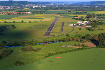 Luftbild von Landebahn des Verkehrslandeplatz Haßfurt-Haßberge GmbH im Ortsteil Mariaburghausen im Bundesland Bayern, Deutschland