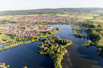 Dorfkern an den See- Uferbereichen des Sander Baggersees in Sand am Main im Bundesland Bayern, Deutschland