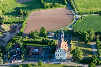 Schrägluftbild von Wallfahrtskirche im Ortsteil Limbach in Eltmann im Bundesland Bayern, Deutschland