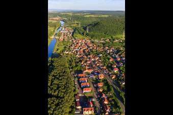 Dorfansicht am Main-Kanal vor der Schleuse Limbach des Wasserstraßen- und Schifffahrtsamt Schweinfurt in Eltmann im Bundesland Bayern, Deutschland