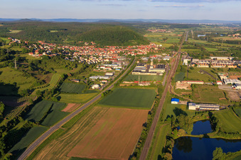 Ortsansicht aus Westen mit Gewerbegebiet Straßenäcker mit HENFLING Holzindustrie in Ebelsbach im Bundesland Bayern, Deutschland