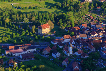 Luftbild von Schloss Gleisenau mit Schloßkirche in Ebelsbach im Bundesland Bayern, Deutschland