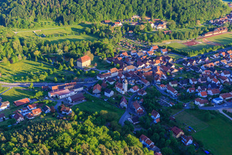 Luftaufnahme von Schloss Gleisenau mit Schloßkirche in Ebelsbach im Bundesland Bayern, Deutschland