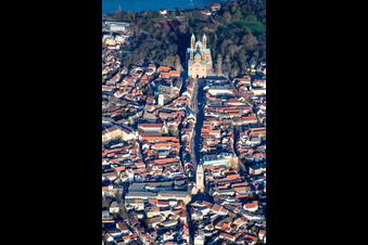 Maximilianstraße vom Altpörtel zum Speyerer Dom im Bundesland Rheinland-Pfalz, Deutschland