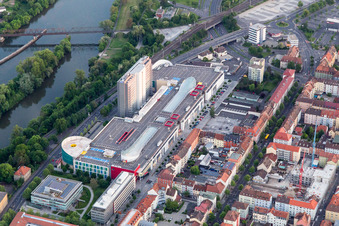 Gebäude des Einkaufszentrum Stadtgalerie Schweinfurt und SKF Hochhaus in Schweinfurt im Bundesland Bayern, Deutschland