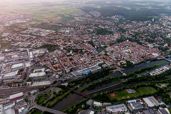 Stadtansicht mit Stadtgalerie Schweinfurt und SKF Hochhaus am Ufer des Flußverlaufes des Main in Schweinfurt im Bundesland Bayern, Deutschland