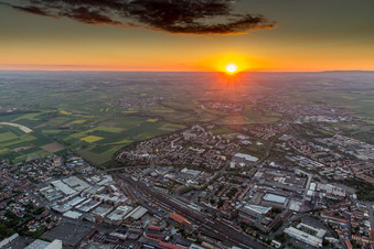 Sonnenuntergang über der Landschaft von Mainfranken in Schweinfurt im Bundesland Bayern, Deutschland